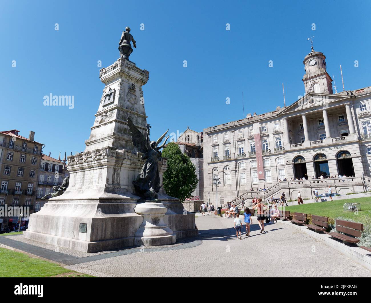 Monumento Infante Dom Henrique e Bolsa Palace a destra una vecchia borsa valori. Porto, Portogallo. Foto Stock