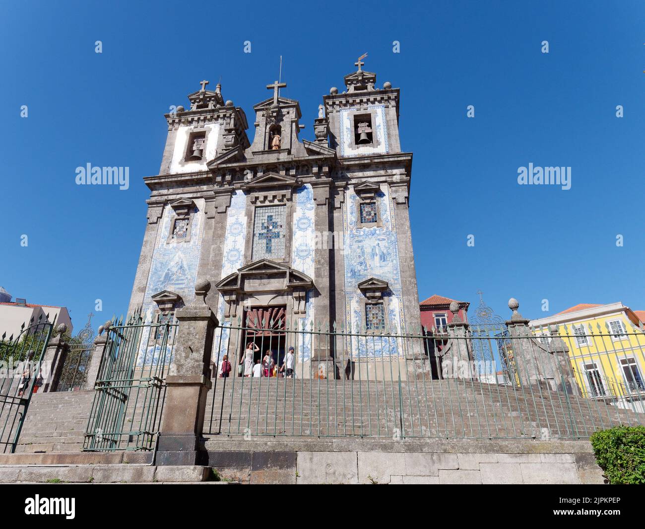 Igreja de Santo Ildefonso aka Chiesa di San Ildefonso. Le piastrelle blu e bianche chiamate Azulejos rappresentano eventi storici. Porto, Portogallo. Foto Stock