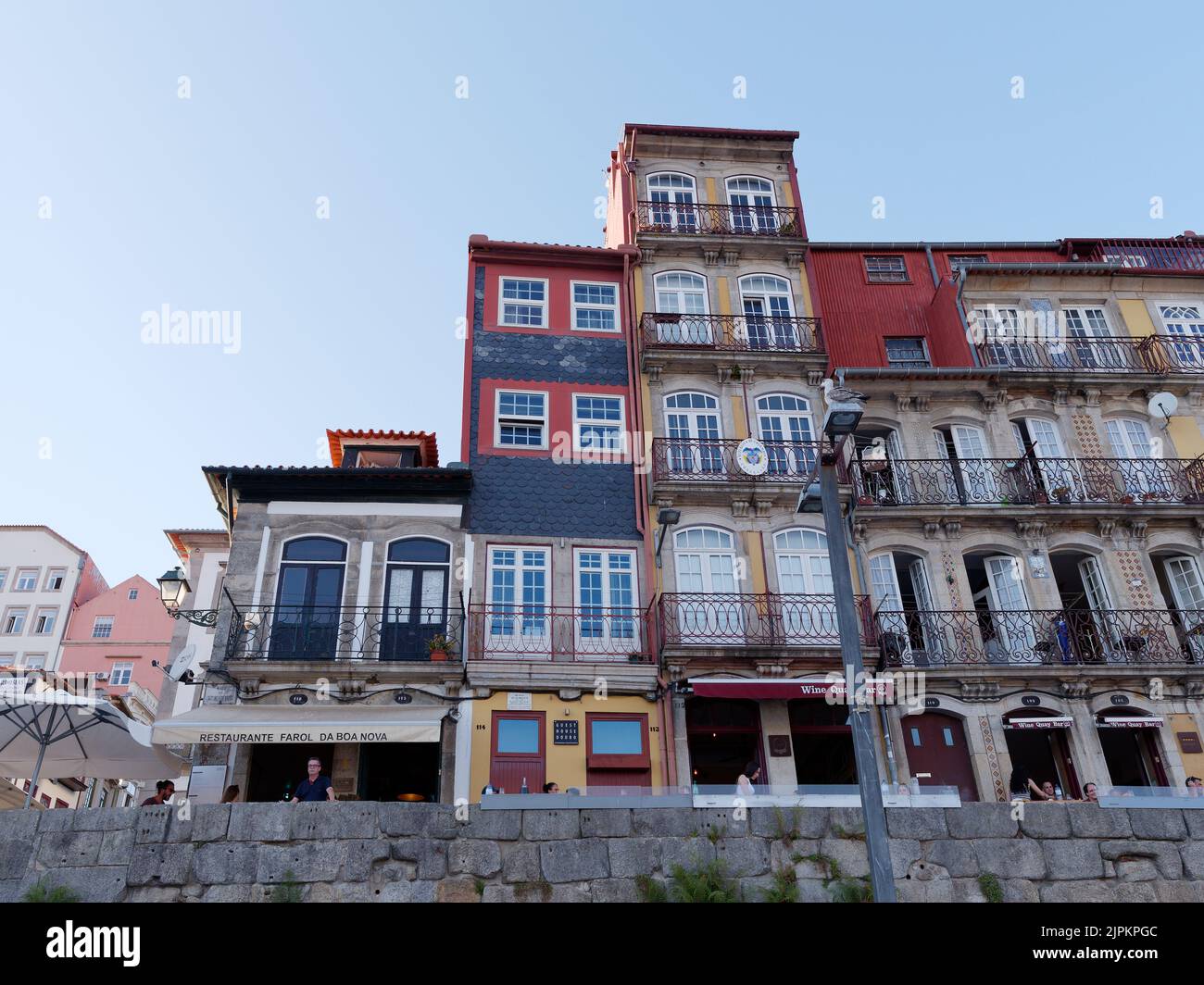 Primo piano del quartiere di Ribeira, aka, lungo il fiume, con case tradizionali colorate con balconi. Foto Stock
