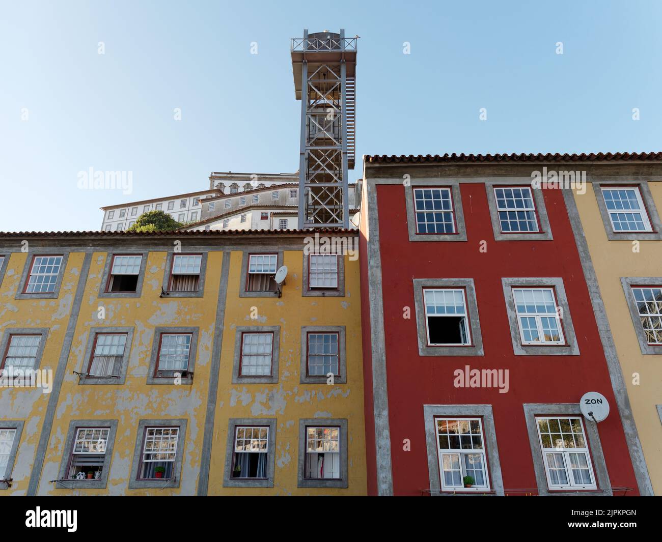Proprietà di colore rosso e giallo nel quartiere Ribeira aka Riverside di Porto, Portogallo Foto Stock