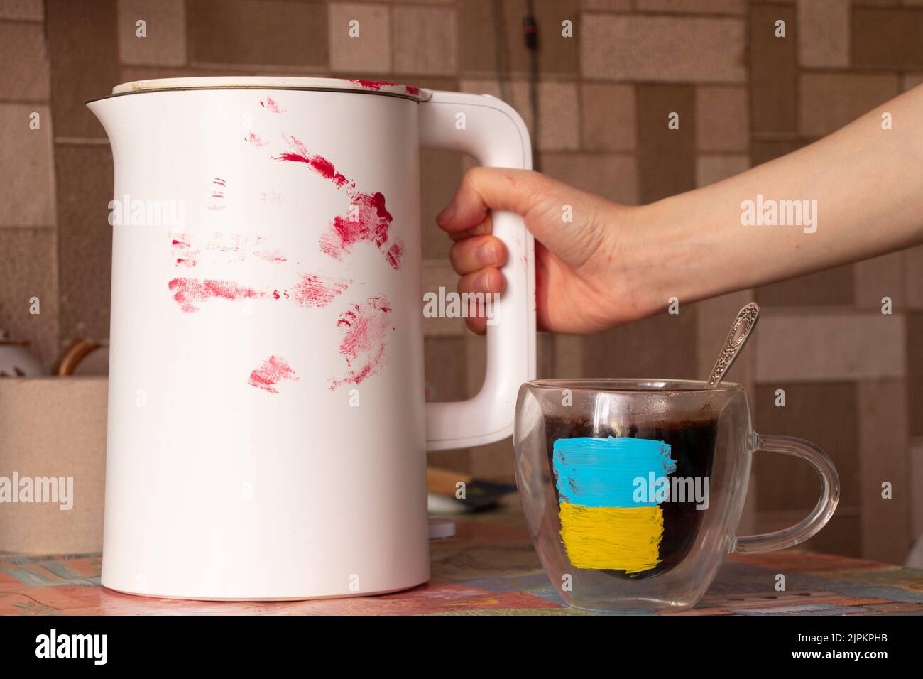 Bollitore nel sangue e una tazza con una bandiera dipinta di Ucraina, i marinai russi rubano le cose e uccidono le persone in Ucraina, rubato elettrodomestici i Foto Stock