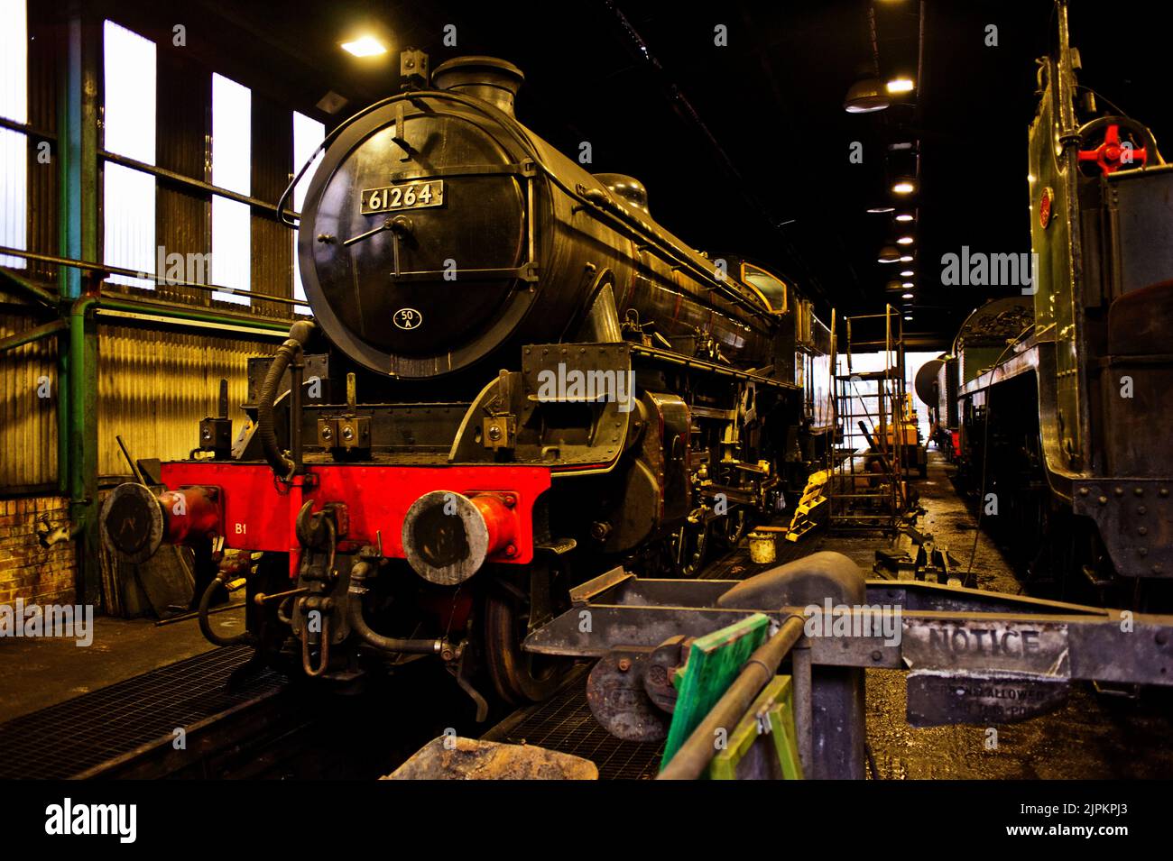 B1 classe n. 61264 al Grosmont Locomotive Depot, North Yorkshire Moors Railway, Inghilterra Foto Stock