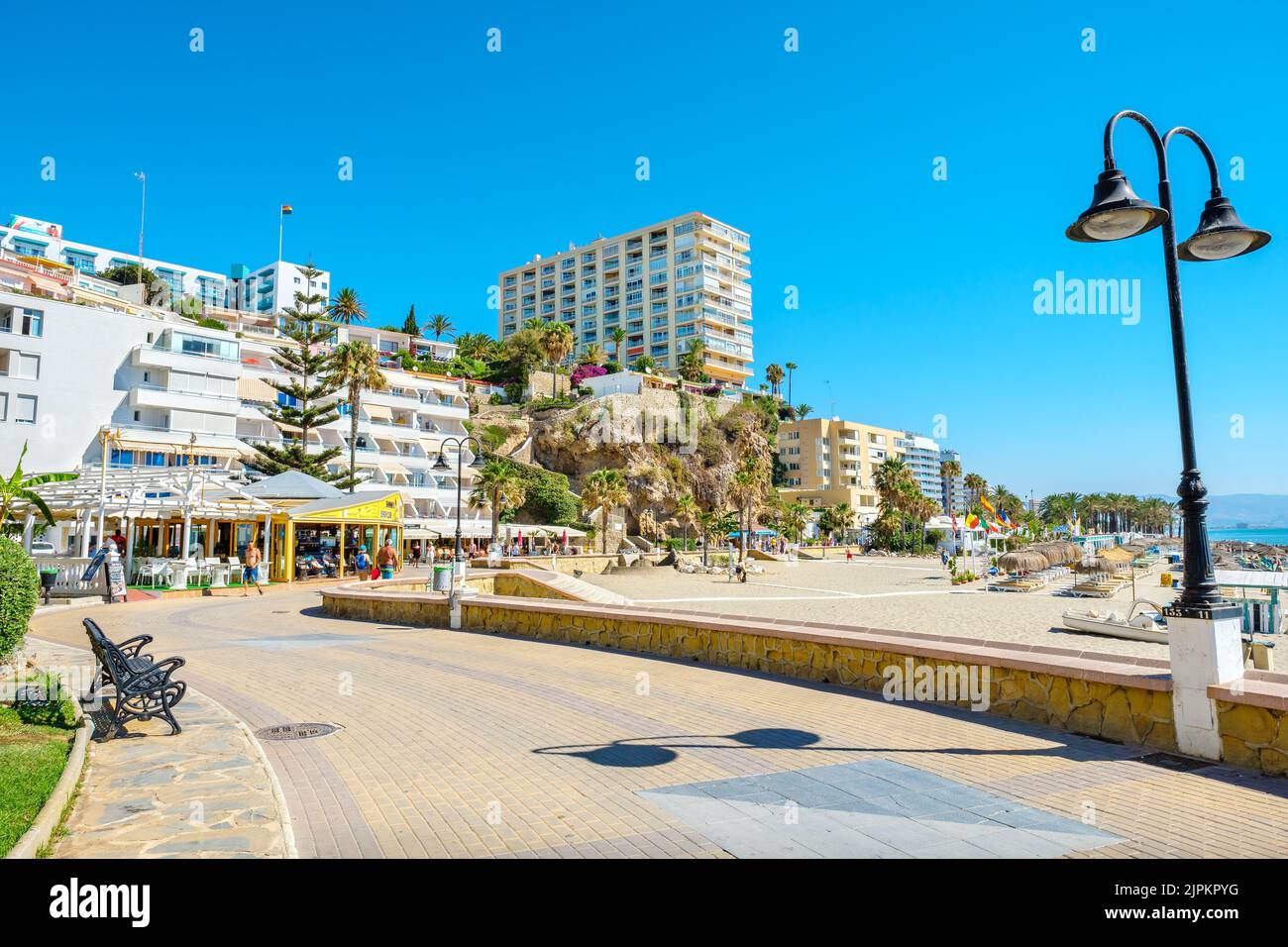 TORREMOLINOS, ANDALUSIA, SPAGNA - 9 LUGLIO 2019: Vista sul lungomare Paseo de Maritimo e la spiaggia di Playa del Bajondillo Foto Stock