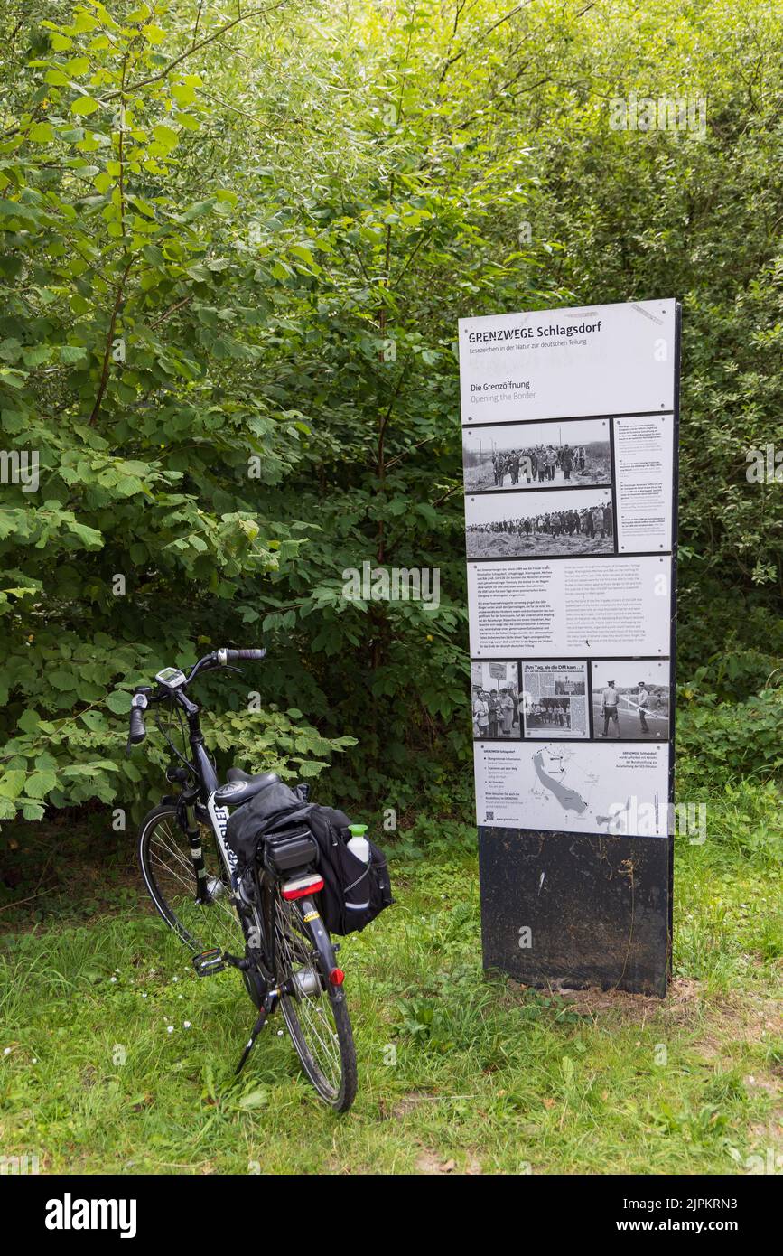 Schlagsdorf , Germania - 31 luglio 2022: Pedalando lungo la strada di confine nella Riserva Naturale della Biosfera Schaalsee parte della cintura verde lungo l'ex confine di Est e Wets Germania Foto Stock