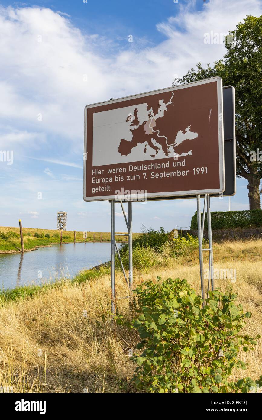 Schnackenburg, Germania - 3 agosto 2022: Cartello commemorativo lungo l'ex frontiera interna tedesca nella bassa sassonia di Schnackenburg in Germania, in ricordo della visione tedesca nella Germania orientale e occidentale Foto Stock