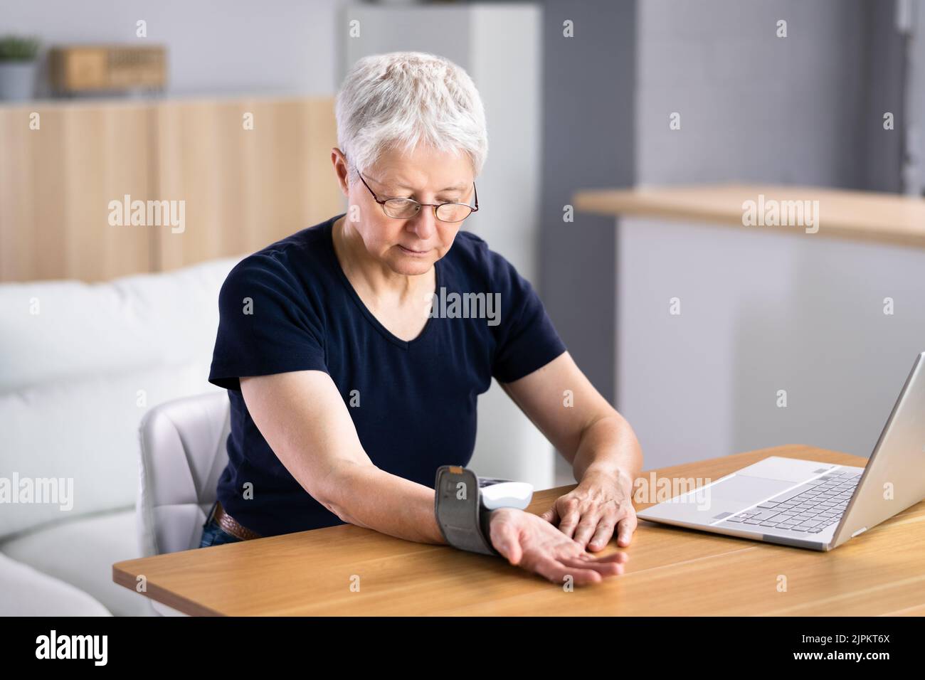 Test automatico della pressione sanguigna. Dispositivi medici per l'assistenza sanitaria Foto Stock