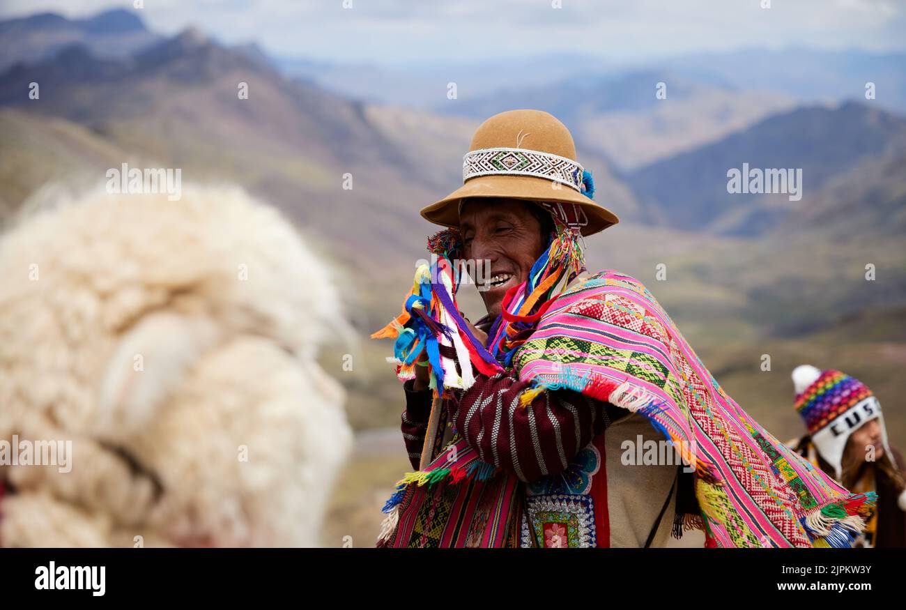 Un fuoco selettivo di un uomo indigeno con le montagne ornamentali sfocate sullo sfondo Foto Stock