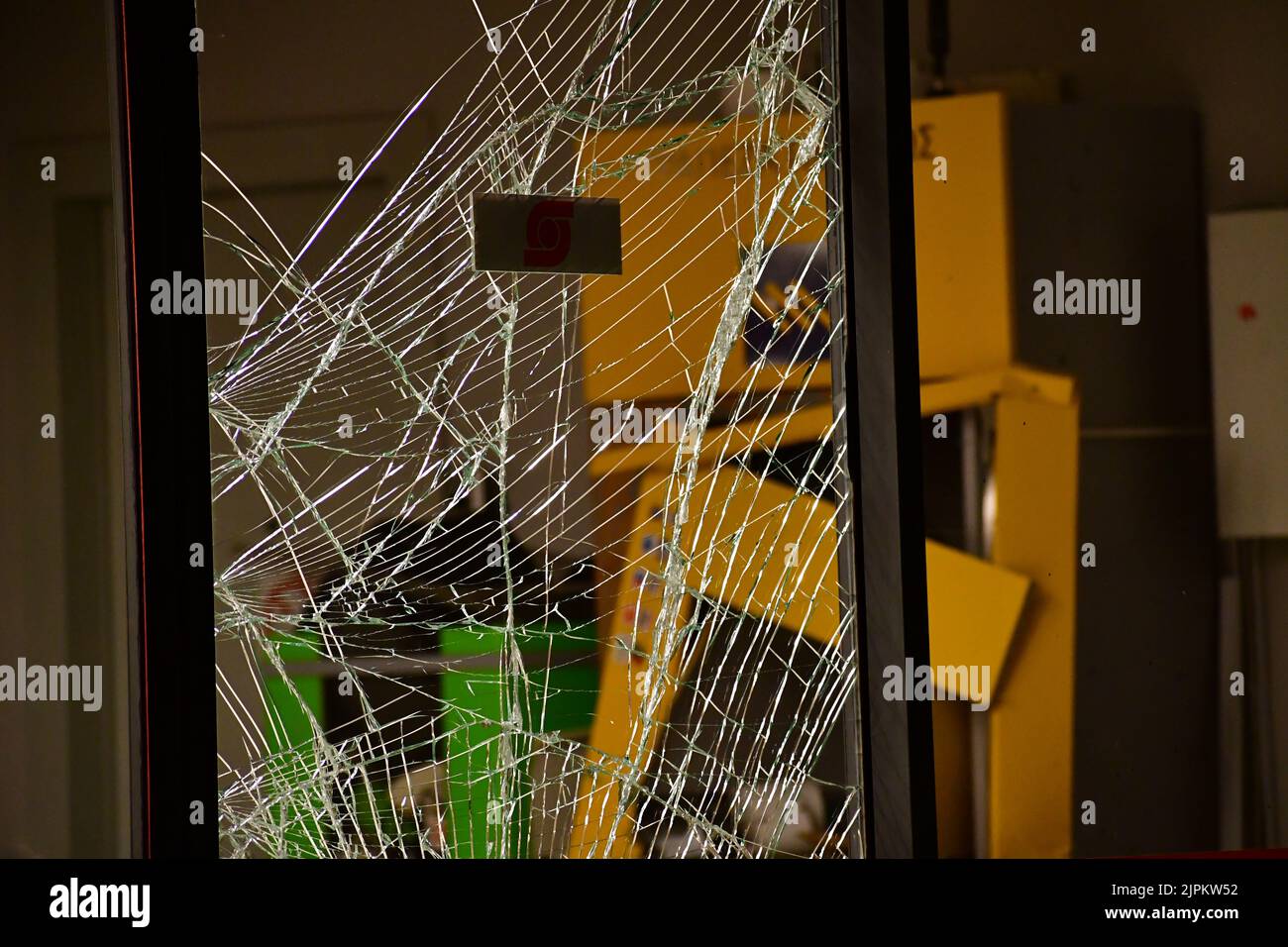 ARGOLIDA, GRECIA - DUE SPORTELLI AUTOMATICI SONO ESPLOSI IN UN MERCATO SUPER AD ARGOS Foto Stock