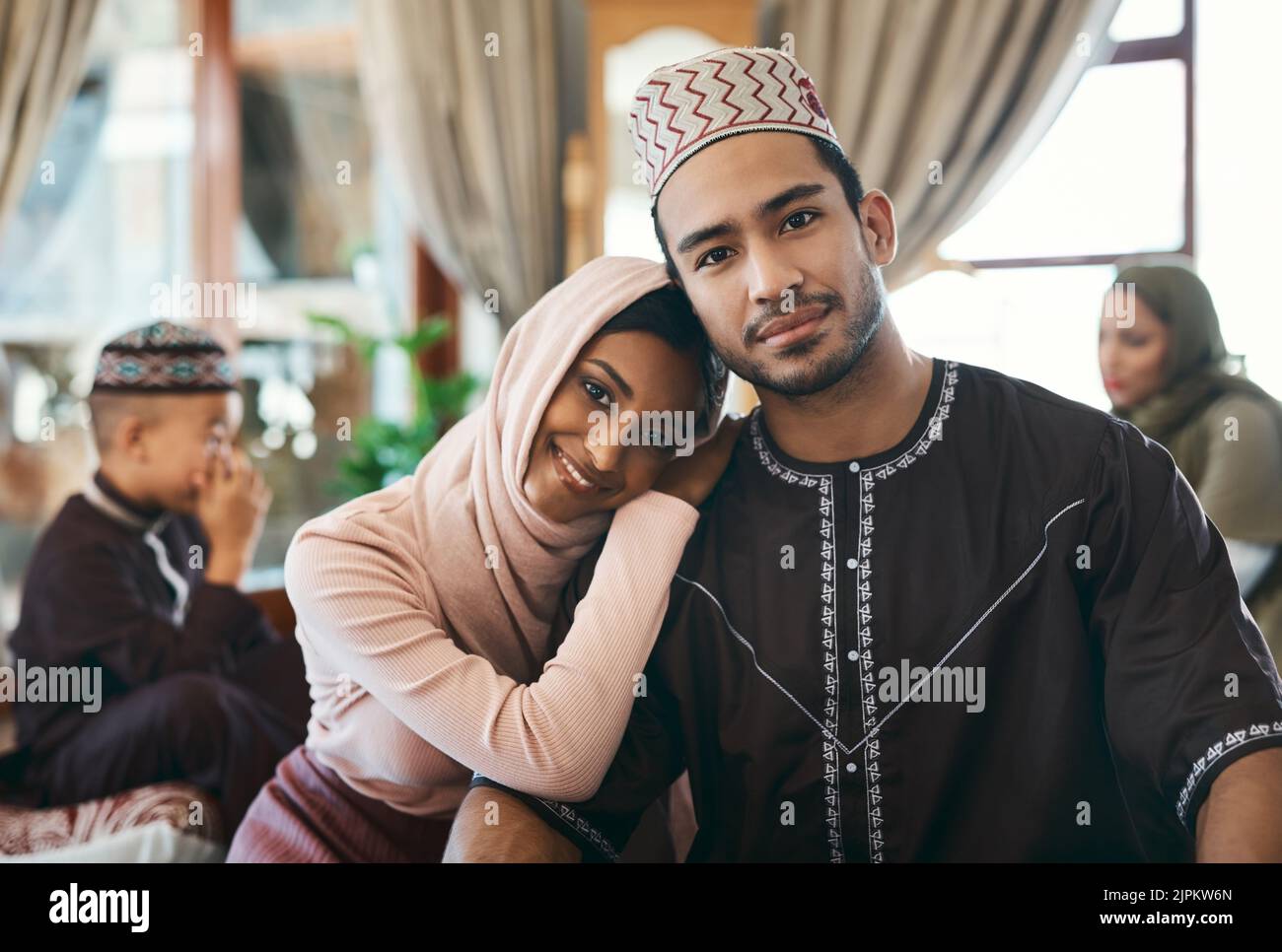 Sposato coppia musulmana insieme con la famiglia che celebra l'evento religioso islamico di festa che desidera un eid mubarak o ramadan kareem. Tradizionale, e. Foto Stock