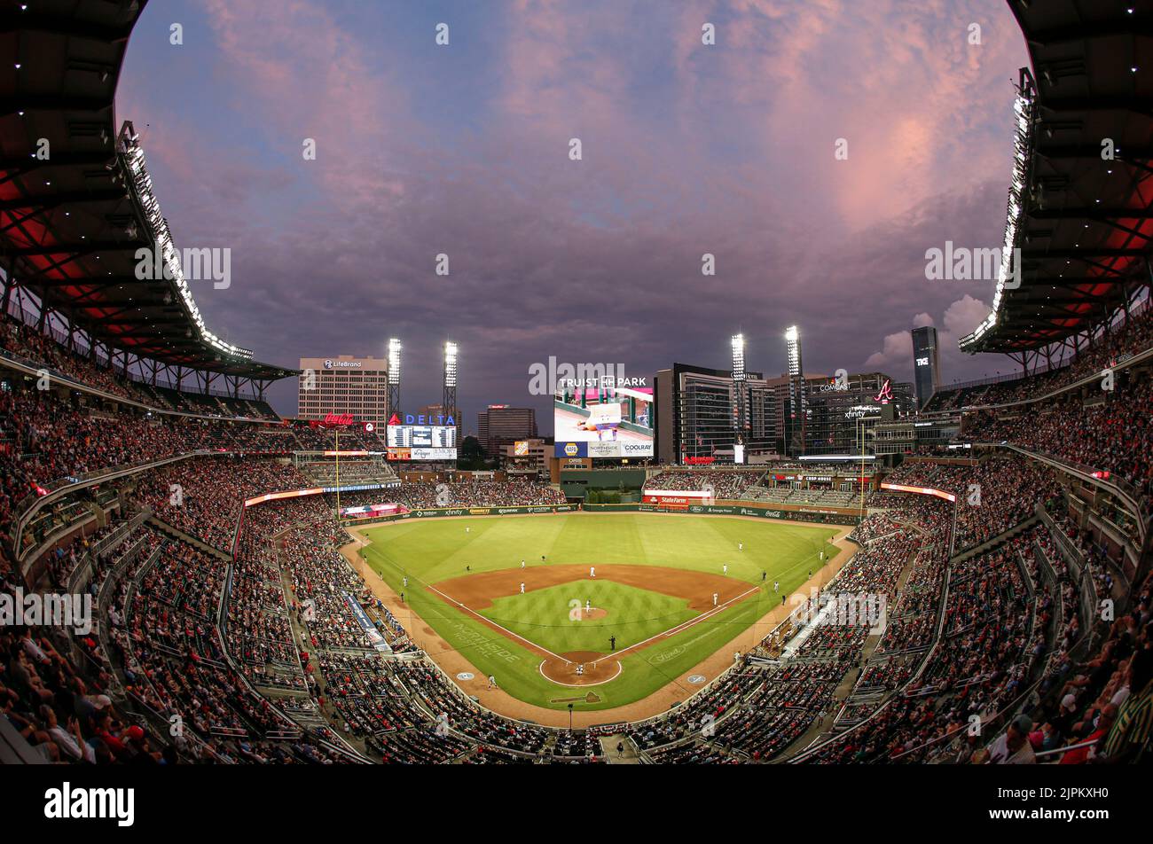 Atlanta, Georgia. USA; Una vista generale del campo al tramonto durante una partita di baseball della Major League tra gli Atlanta Braves e i New York Mets, giovedì Foto Stock