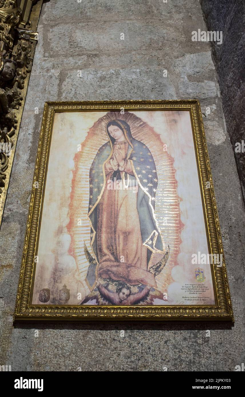 Caceres, Spagna - 26th ottobre 2021: Nostra Signora di Guadalupe Painting, reprod. Dal Sagrado Ayate de Juan Diego. Chiesa di San Juan, Caceres, Estremadura, S Foto Stock