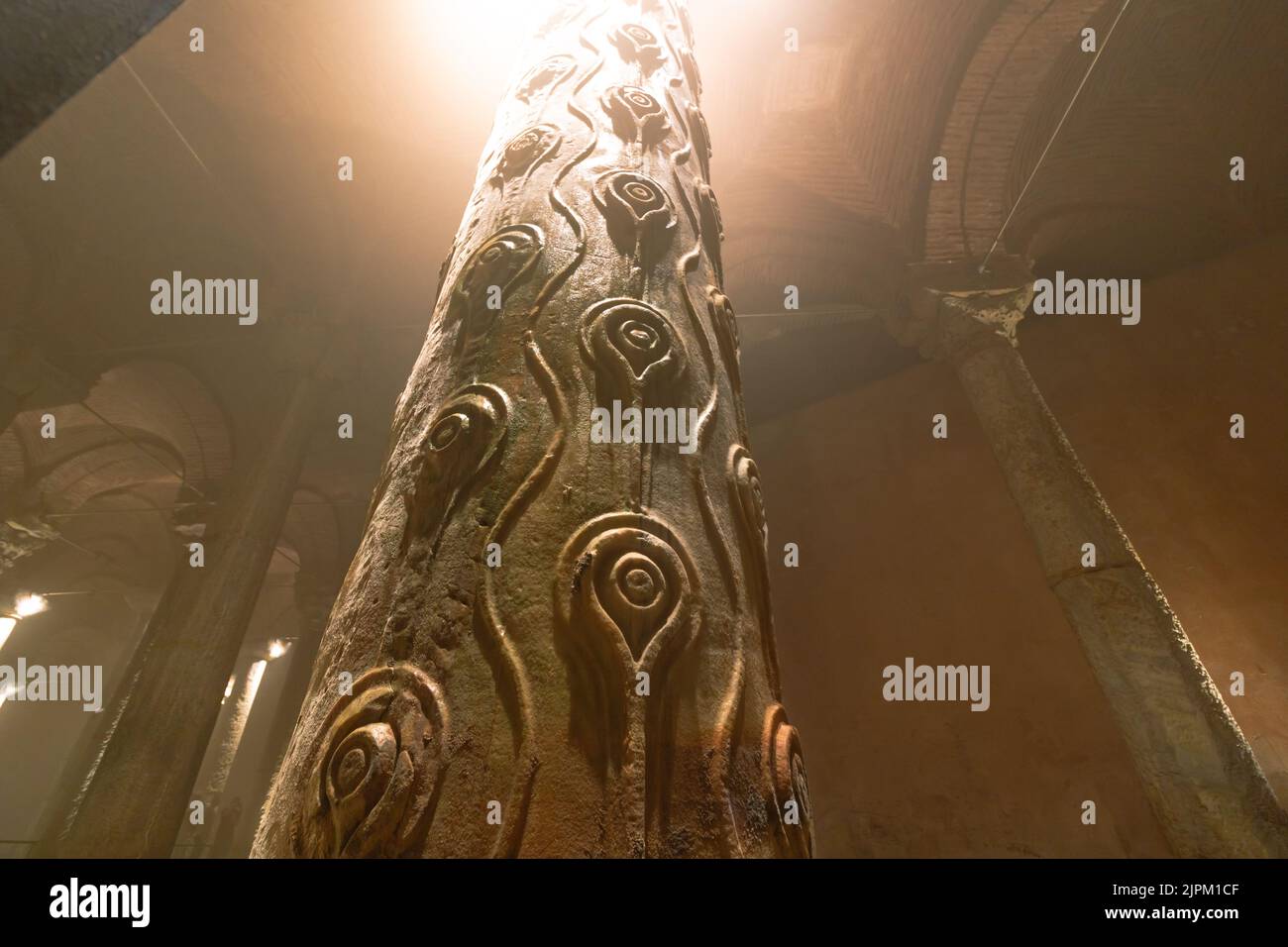 La colonna Hen's Eye o Gozyasi Sutunu nella Cisterna Basilica o Yerebatan Sarnici. Viaggio a Istanbul foto di sfondo. Focalizzazione selettiva su foregroun Foto Stock