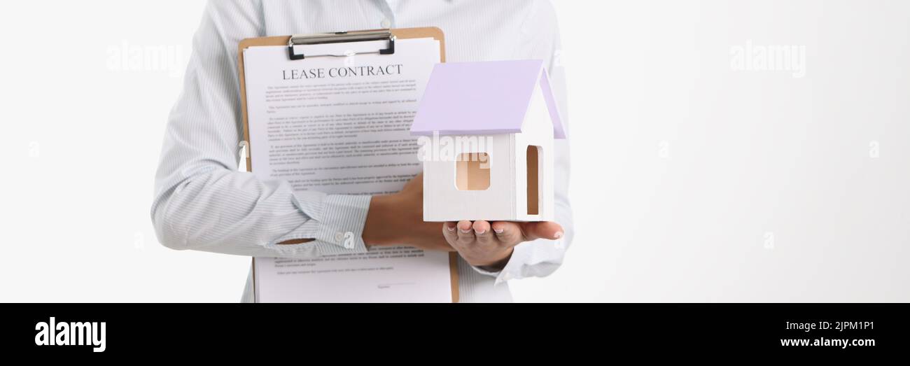 Agente immobiliare che detiene casa e contratto di locazione closeup Foto Stock