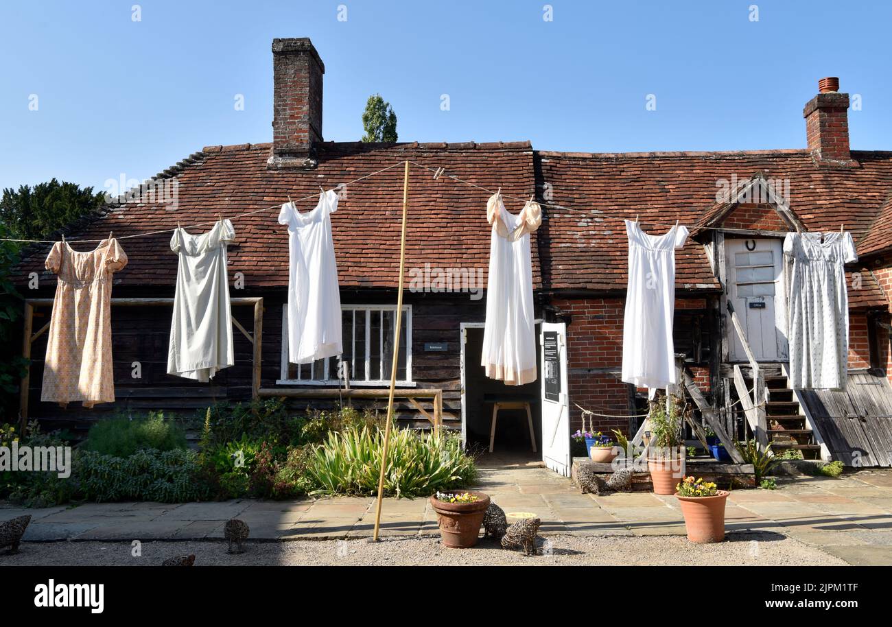 Abbigliamento in stile Regency sulla linea di lavaggio presso Jane Austen’s House, Chawton, vicino ad Alton, Hampshire, Regno Unito. Foto Stock