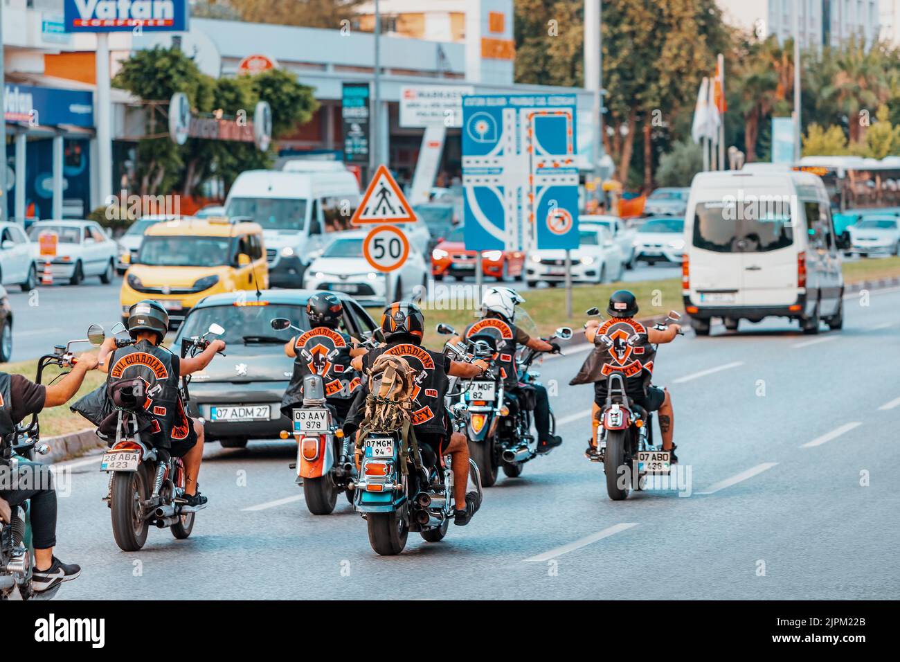 10 luglio 2022, Antalya, Turchia: Una banda o una squadra di motociclisti in giacche di pelle stanno cavalcando e sfilando per le strade della città Foto Stock