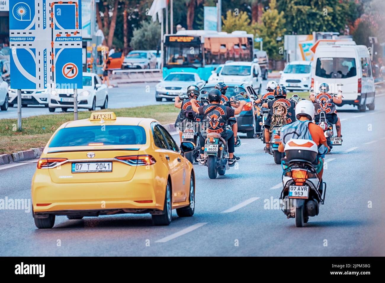 10 luglio 2022, Antalya, Turchia: Una banda o una squadra di motociclisti in giacche di pelle stanno cavalcando e sfilando per le strade della città Foto Stock