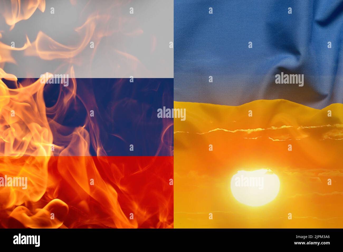 La bandiera della Russia è in fiamme e la bandiera dell'Ucraina sullo sfondo dell'alba, la guerra tra la Russia e l'Ucraina pacifica, la luce sconfiggerà dar Foto Stock