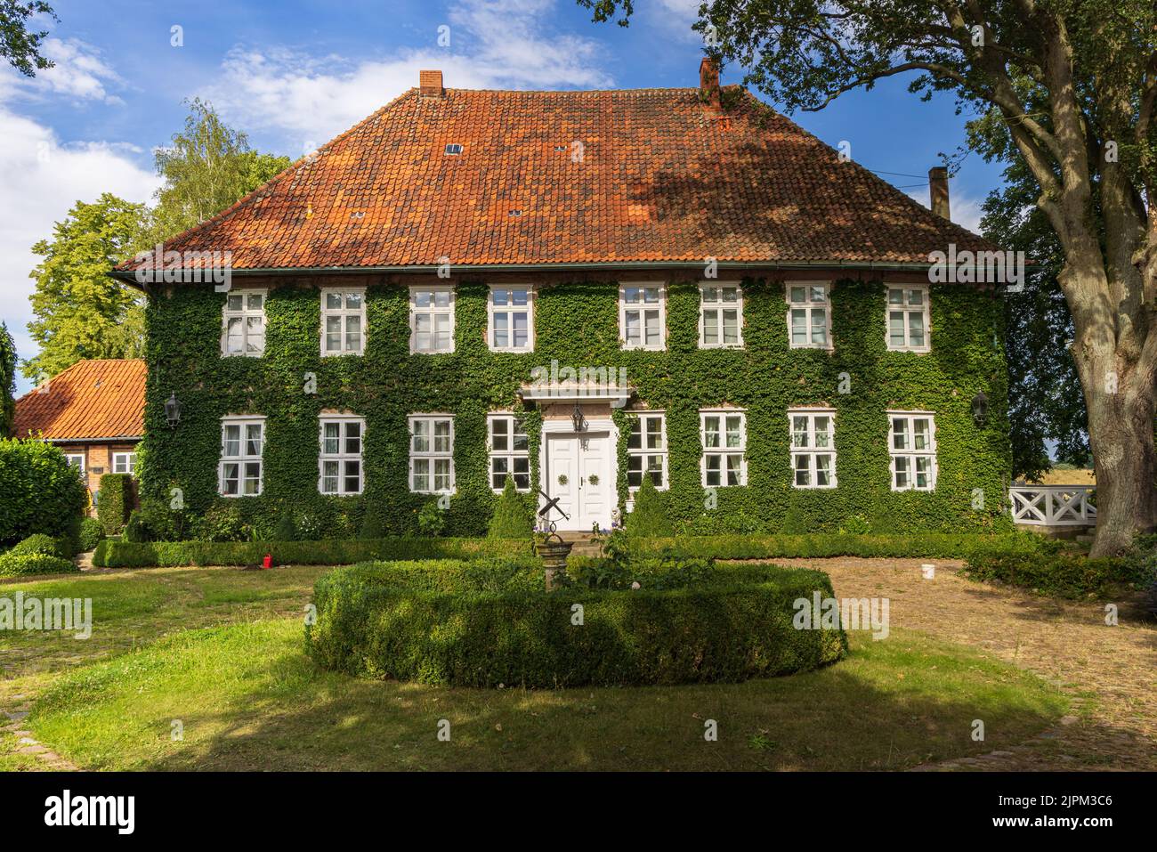 Vista frontale di una casa verde con creeper a Schnackenburg, in bassa sassonia Germania, al confine interno-tedesco tra la Germania orientale e occidentale Foto Stock