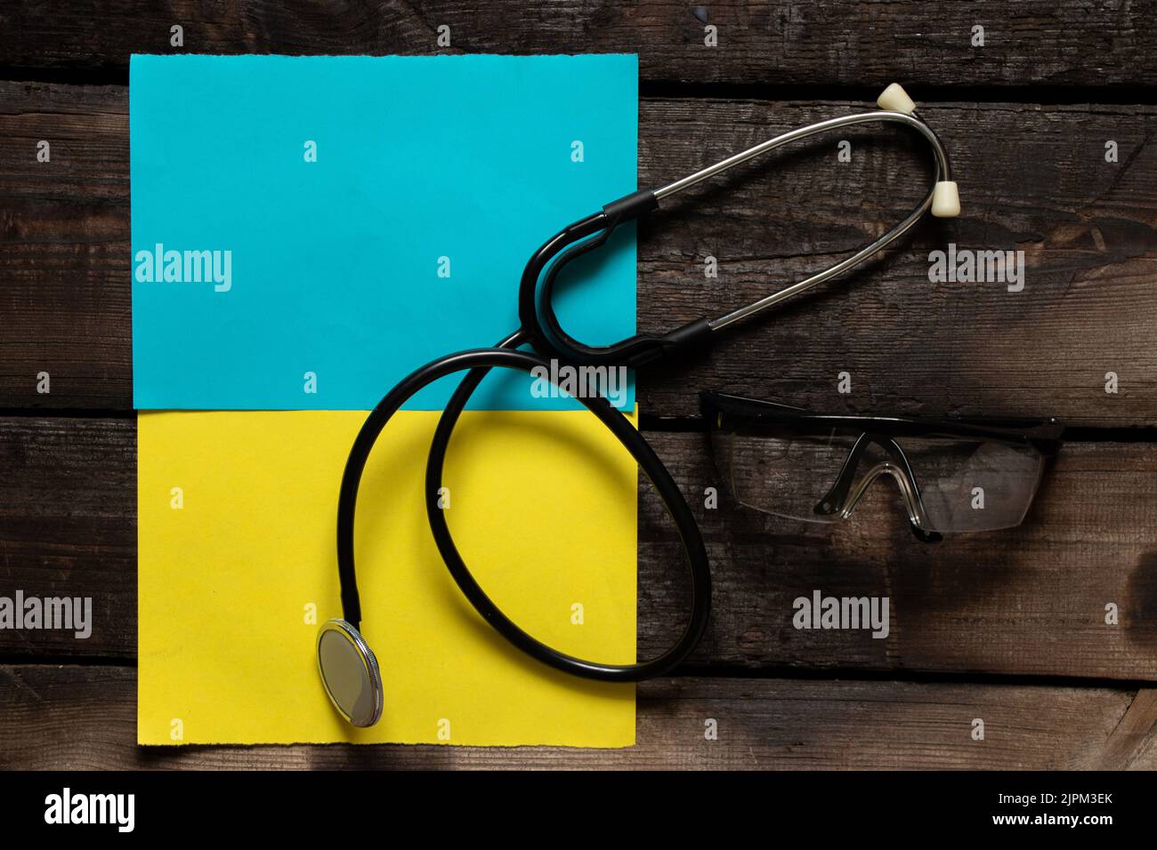 Lo stetoscopio si trova sulla bandiera nazionale di Ucraina giallo-blu, legge marziale in Ucraina, assistenza medica nella guerra .Guerra in Ucraina 2022 Foto Stock