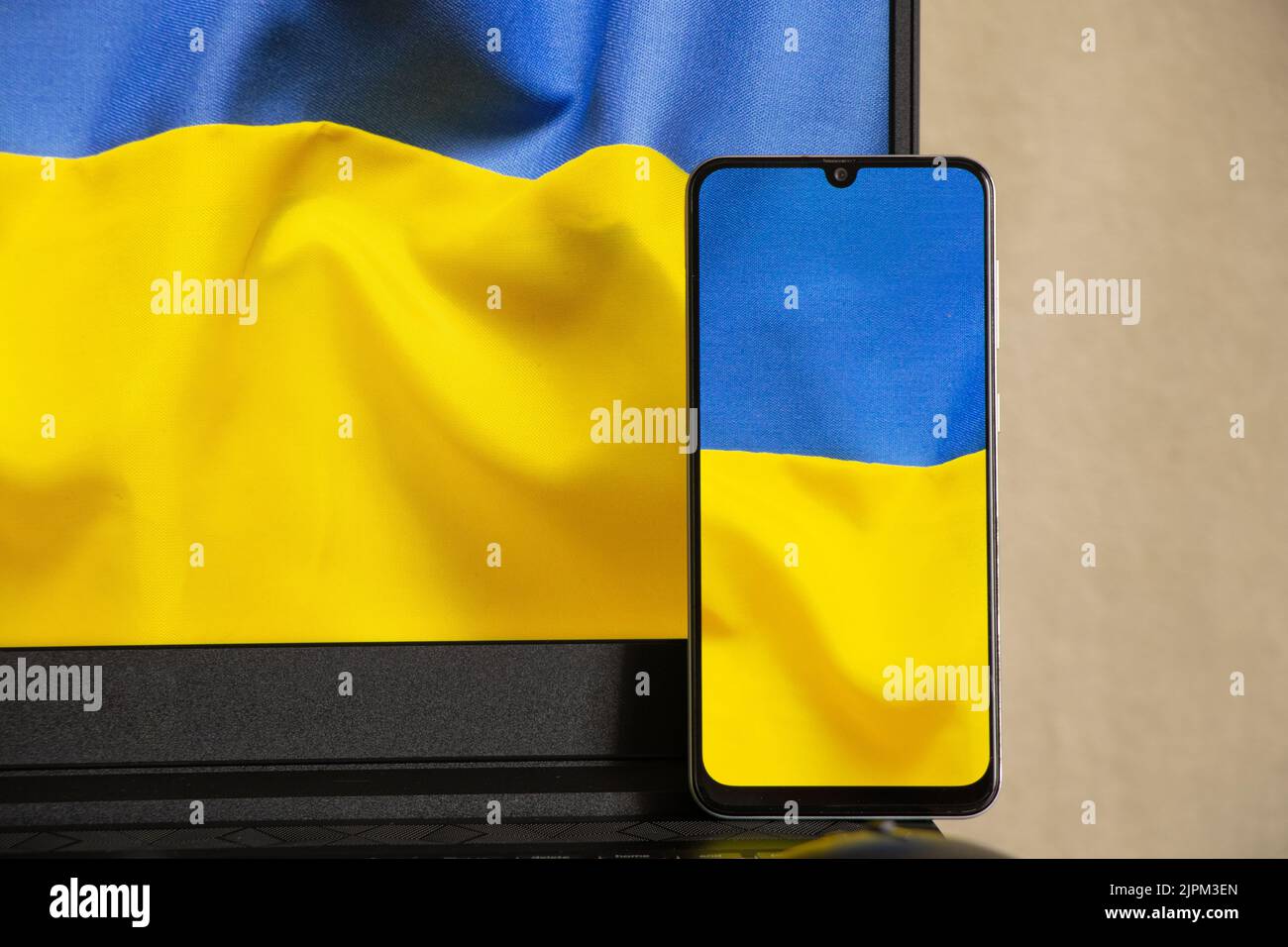 La bandiera nazionale dell'Ucraina è giallo-blu come sfondo sul telefono cellulare e portatile, la pace in Ucraina, nessuna guerra, paese libero Ucraina Foto Stock