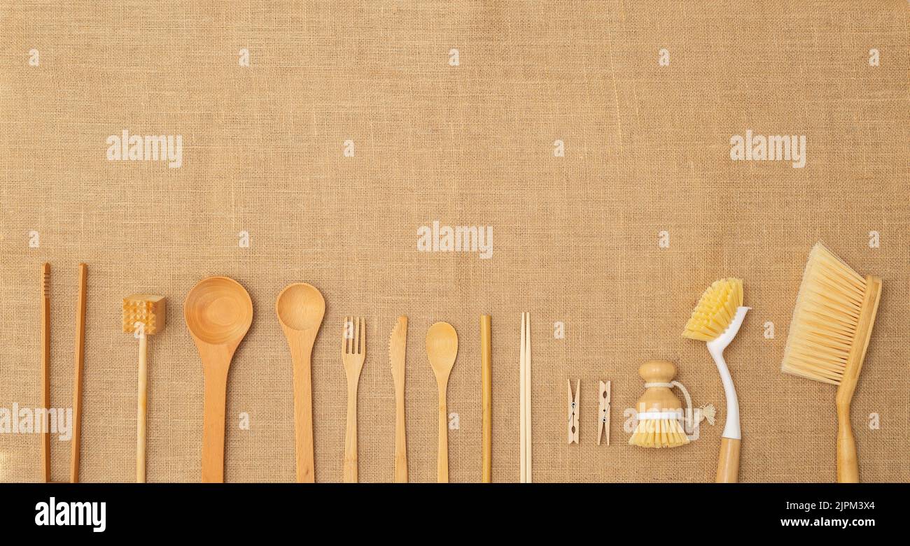 Eco-friendly accessori spazzole ecologiche per cucina, clothespins in legno, spazzola per piatti, prodotti naturali per la pulizia su sfondo burlap. Senza plastica Foto Stock