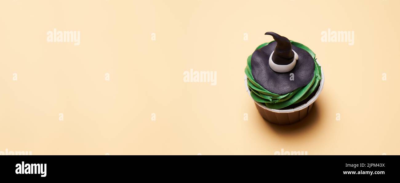 Banner con cappelli di strega decorati da Halloween Treat maffin. Happy Halloween concetto. Foto Stock