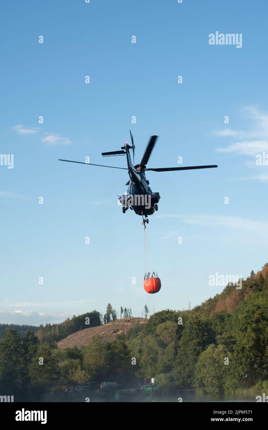 Super Puma der Bundespolizei bei der Wasseraufnahme für Waldbrand Bekämpfung bei Dillenburg Foto Stock