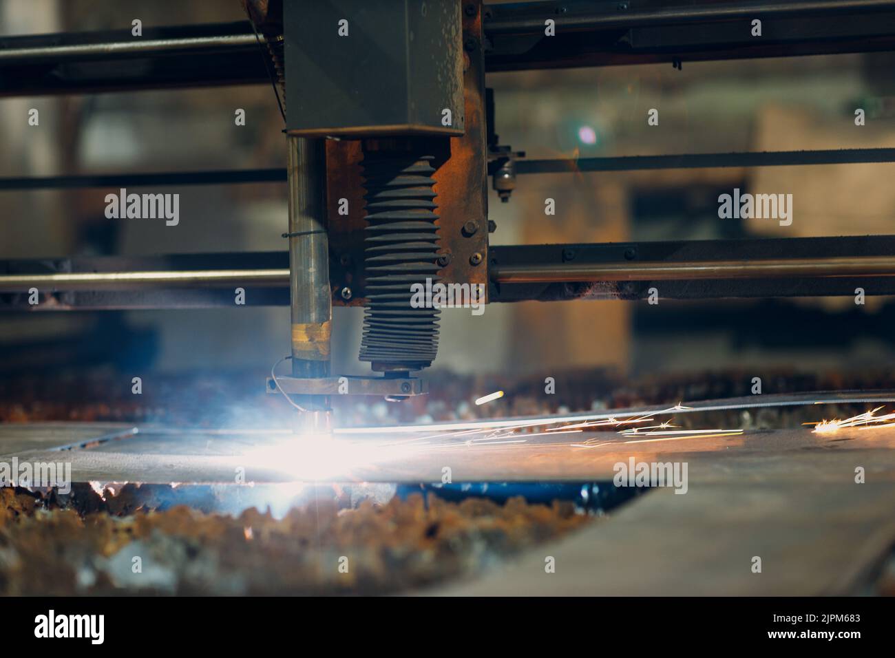 Macchina automatica per il taglio laser cnc con lamiera con scintille. Fabbrica di lavorazione dei metalli. Foto Stock