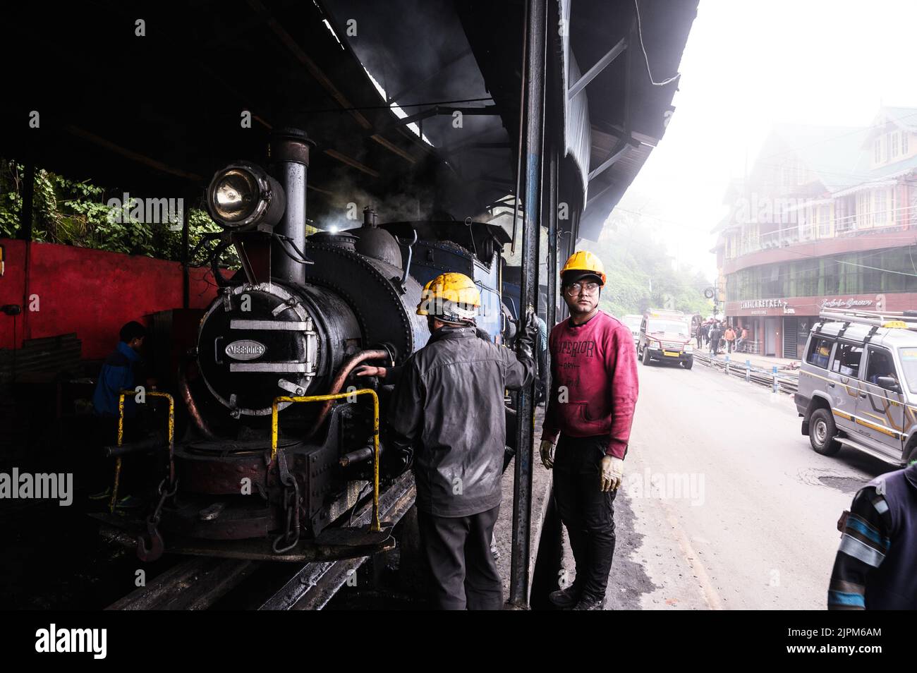 La Darjeeling Himalayan Railway, patrimonio dell'umanità dell'UNESCO, conosciuta anche come DHR o Toy Train, è una ferrovia a scartamento di 610 mm che corre tra New Jalpaiguri e Darjeeling, nello stato indiano del Bengala Occidentale. Si arrampica da circa 100 m sopra il livello del mare a New Jalpaiguri a circa 2.200 m (7.200 ft) a Darjeeling, utilizzando sei zig zag e cinque loop per guadagnare l'altitudine. Sei locomotive diesel gestiscono la maggior parte del servizio di linea, con treni turistici giornalieri da Darjeeling a Ghum, la stazione ferroviaria più alta dell'India, e il servizio Red Panda a vapore da Darjeeling a Kurseong. Foto Stock