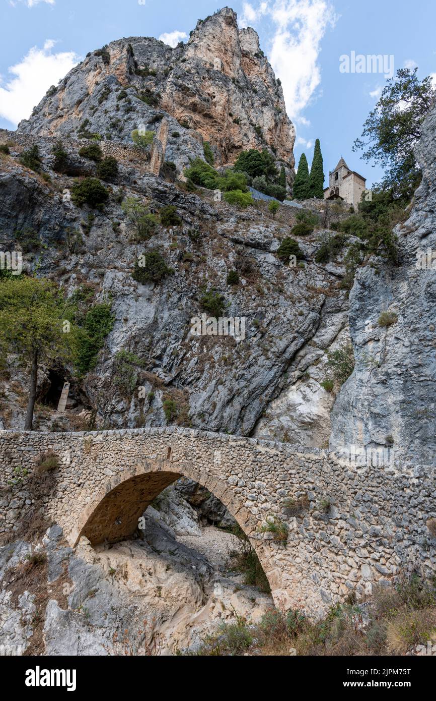 Chapelle Notre Dame-de-Beauvoir con una cascata a secco in primo piano, Moustiers-Sainte-Marie, Francia, Europa Foto Stock