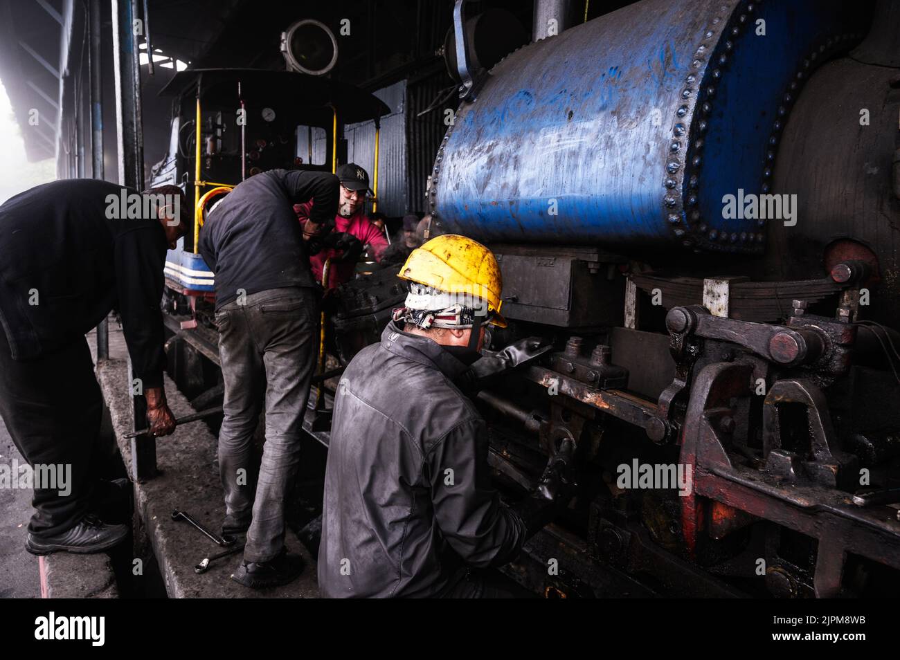 La Darjeeling Himalayan Railway, patrimonio dell'umanità dell'UNESCO, conosciuta anche come DHR o Toy Train, è una ferrovia a scartamento di 610 mm che corre tra New Jalpaiguri e Darjeeling, nello stato indiano del Bengala Occidentale. Si arrampica da circa 100 m sopra il livello del mare a New Jalpaiguri a circa 2.200 m (7.200 ft) a Darjeeling, utilizzando sei zig zag e cinque loop per guadagnare l'altitudine. Sei locomotive diesel gestiscono la maggior parte del servizio di linea, con treni turistici giornalieri da Darjeeling a Ghum, la stazione ferroviaria più alta dell'India, e il servizio Red Panda a vapore da Darjeeling a Kurseong. Foto Stock
