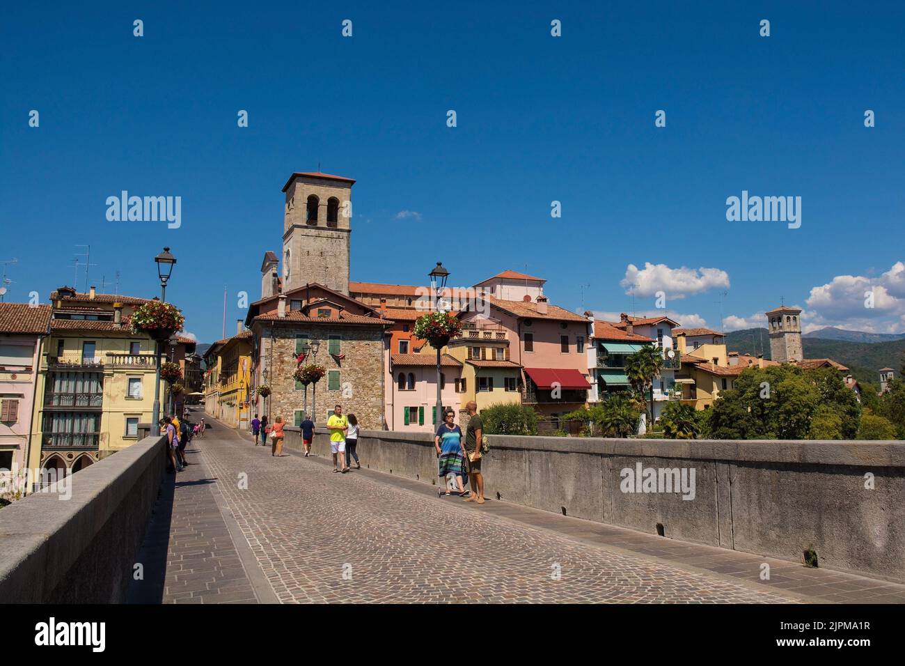 Cividale del Friuli, Italia - Agosto 14th 2022. Lo storico Ponte del Diavolo - Ponte del Diavolo - sul fiume Natisone a Cividale del Friuli Foto Stock