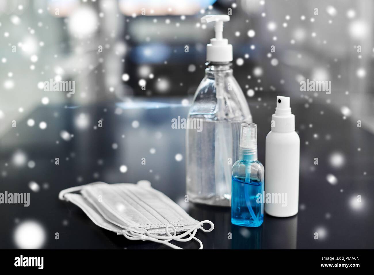 disinfettanti per le mani, maschere mediche e sapone liquido Foto Stock