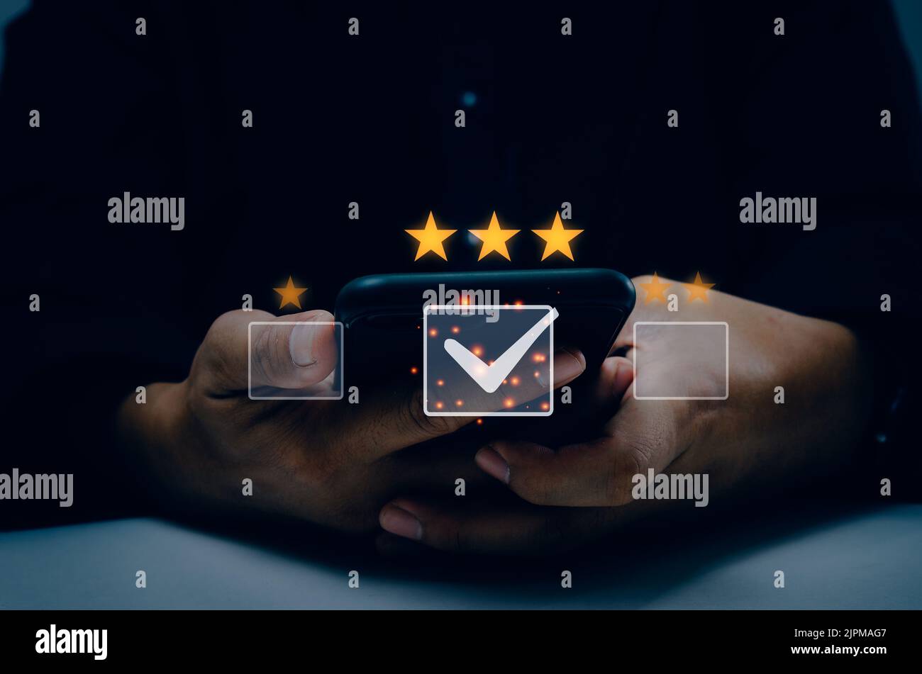 Feedback virtuale livelli di soddisfazione del cliente con il sistema mobile. Concetto di valutazione del servizio di revisione del cliente . Uomo che usa il telefono cellulare sulla scrivania di legno. Foto Stock