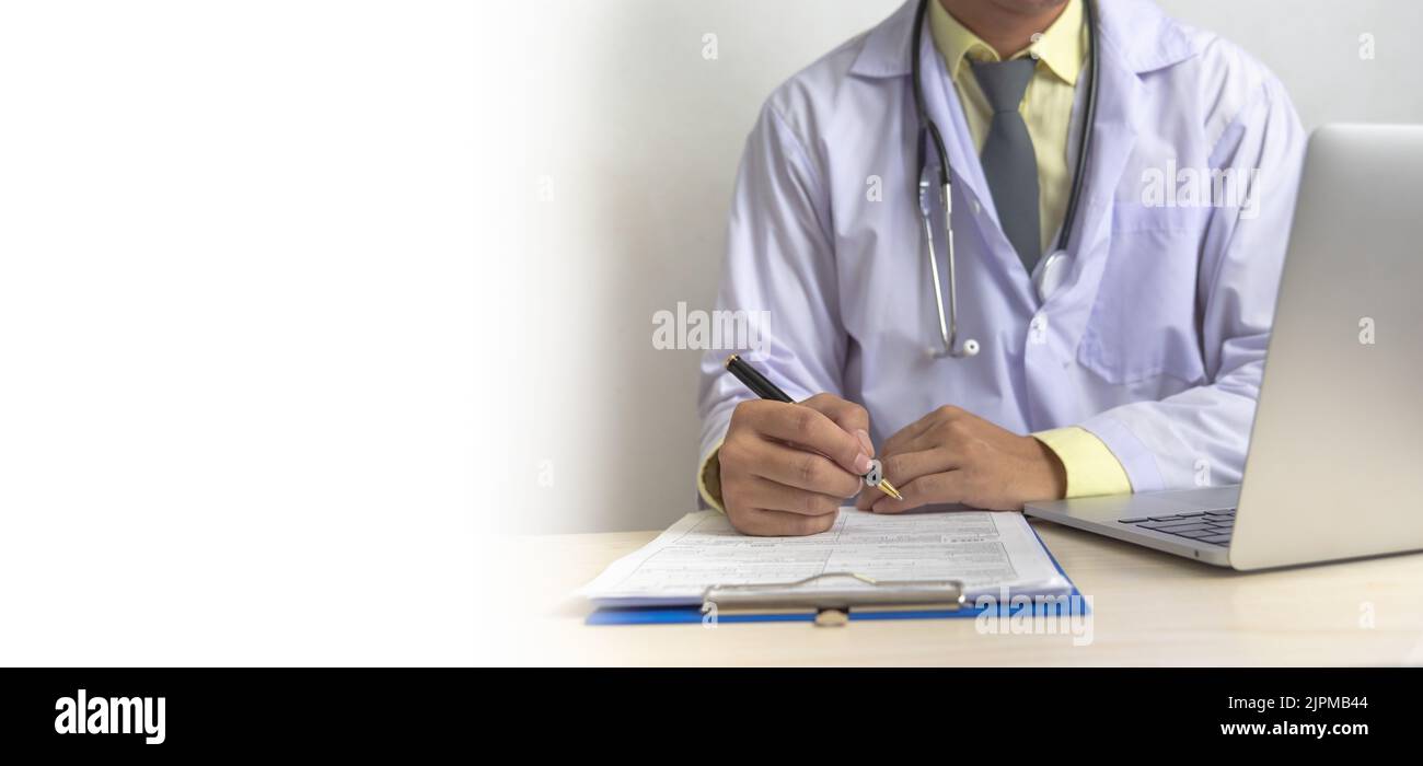 Mano del medico che tiene la penna scrivere e documentazione il trattamento del paziente del documento sul clipboard.Business concetto di assistenza sanitaria. Foto Stock