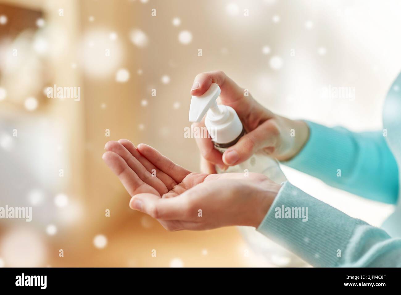 primo piano di donna che applica l'igienizzatore per le mani Foto Stock