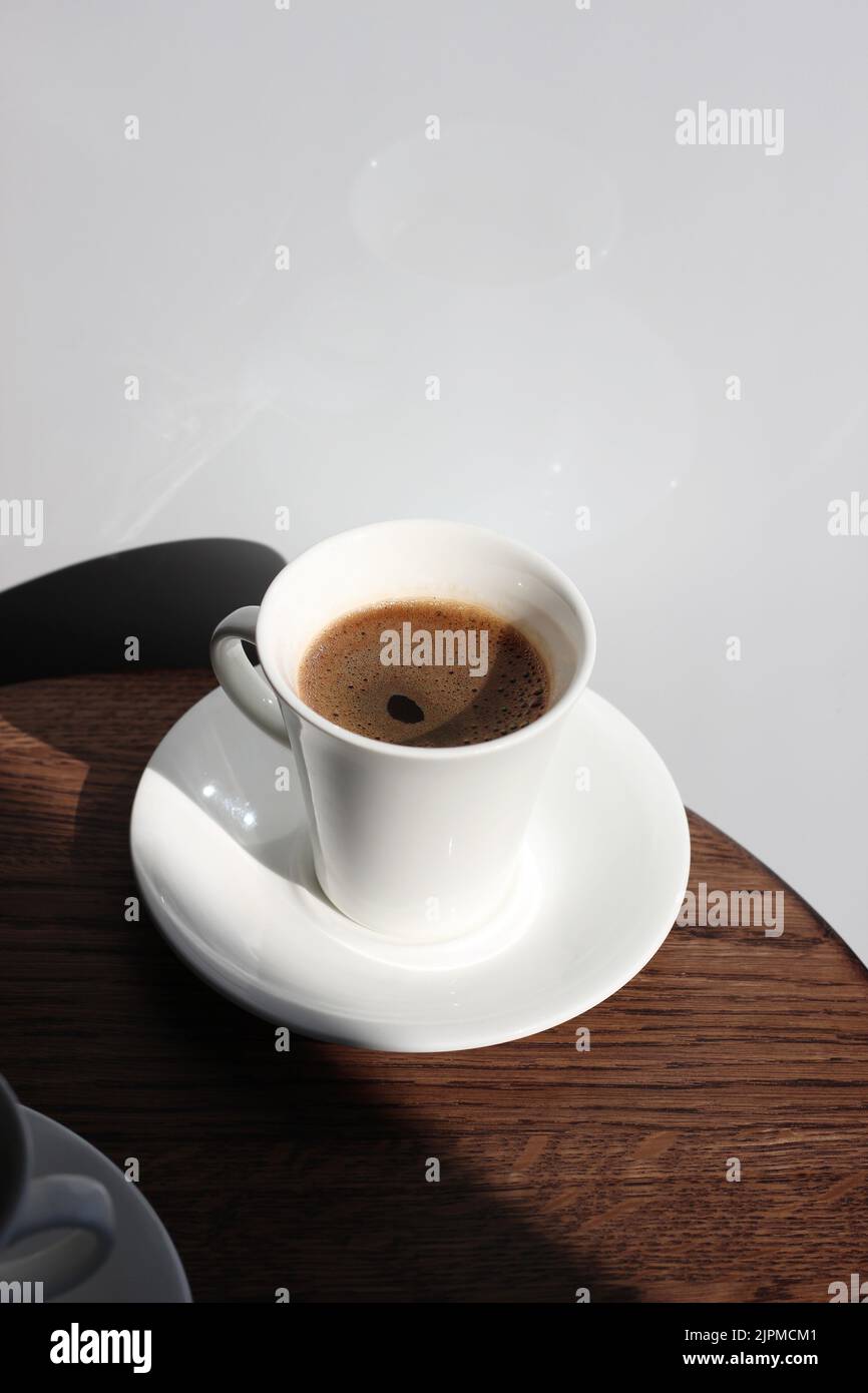 Espresso appena fatto su tavolino in legno. Mattina Cafe Refreshment. Foto Stock