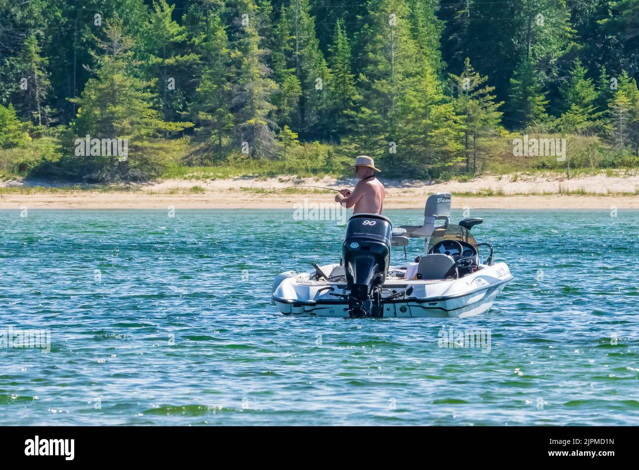 Una delle attrazioni dell'isola di Washington nella contea di Door Wisconsin è la pesca sportiva. Qui un pescatore solista tenta la sua fortuna a Jackson Harbor. Foto Stock