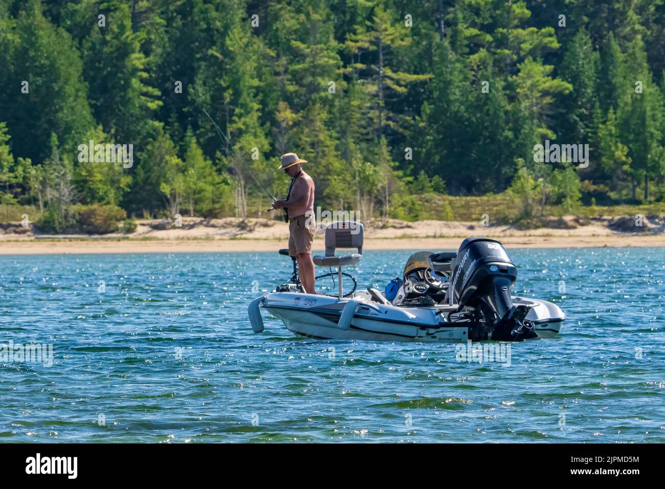 Una delle attrazioni dell'isola di Washington nella contea di Door Wisconsin è la pesca sportiva. Qui un pescatore solista tenta la sua fortuna a Jackson Harbor. Foto Stock