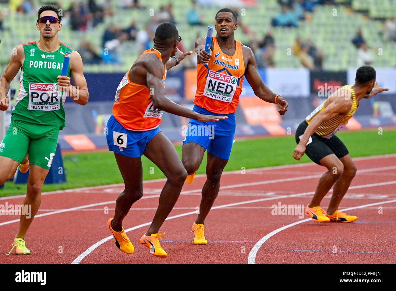 MUNCHEN, GERMANIA - 19 AGOSTO: Liemarvin Bonevacia dei Paesi Bassi e Isayah Boers dei Paesi Bassi che gareggiano nella staffetta 4x400m maschile ai Campionati europei di Monaco 2022 all'Olympiastadion il 19 agosto 2022 a Munchen, Germania (Foto di Andy Astfalck/BSR Agency) Foto Stock