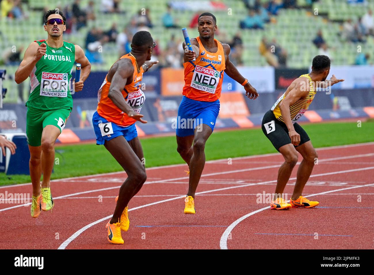 MUNCHEN, GERMANIA - 19 AGOSTO: Liemarvin Bonevacia dei Paesi Bassi e Isayah Boers dei Paesi Bassi che gareggiano nella staffetta 4x400m maschile ai Campionati europei di Monaco 2022 all'Olympiastadion il 19 agosto 2022 a Munchen, Germania (Foto di Andy Astfalck/BSR Agency) Foto Stock