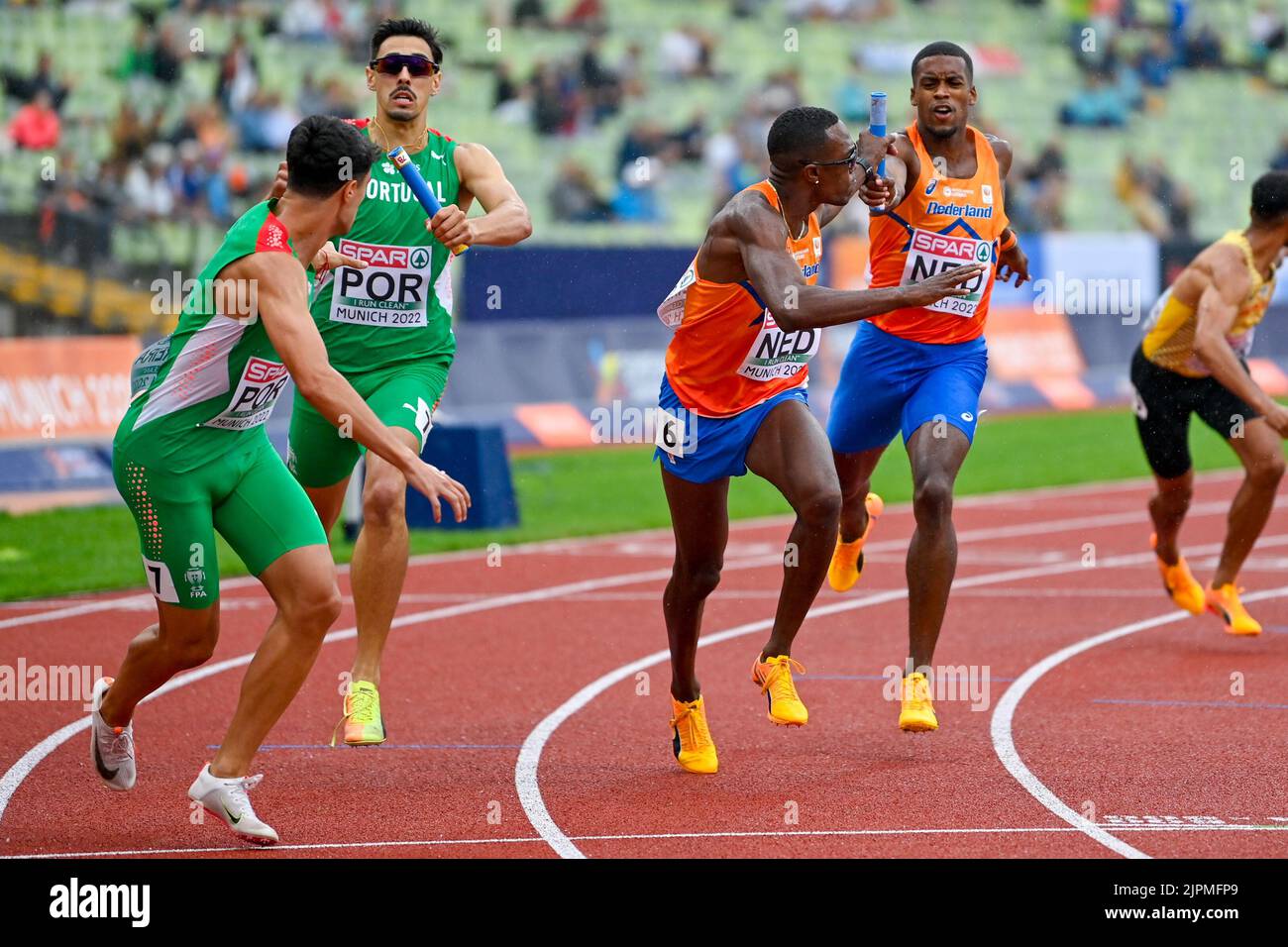MUNCHEN, GERMANIA - 19 AGOSTO: Liemarvin Bonevacia dei Paesi Bassi e Isayah Boers dei Paesi Bassi che gareggiano nella staffetta 4x400m maschile ai Campionati europei di Monaco 2022 all'Olympiastadion il 19 agosto 2022 a Munchen, Germania (Foto di Andy Astfalck/BSR Agency) Foto Stock