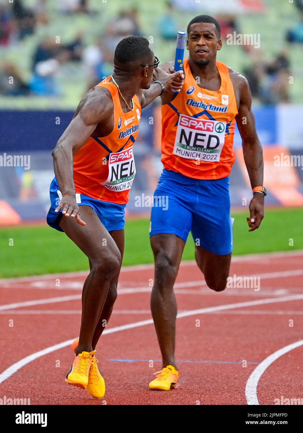 MUNCHEN, GERMANIA - 19 AGOSTO: Liemarvin Bonevacia dei Paesi Bassi e Isayah Boers dei Paesi Bassi che gareggiano nella staffetta 4x400m maschile ai Campionati europei di Monaco 2022 all'Olympiastadion il 19 agosto 2022 a Munchen, Germania (Foto di Andy Astfalck/BSR Agency) Foto Stock