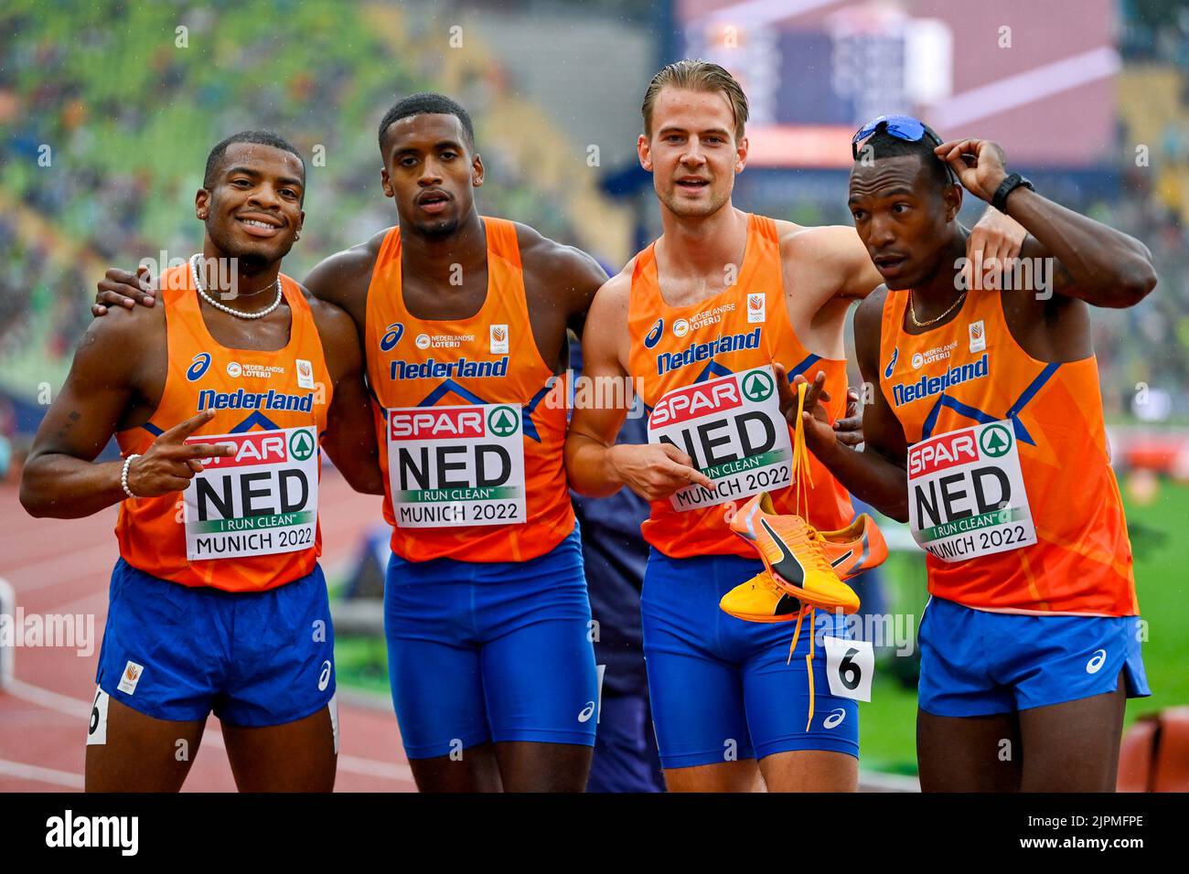 MONACO, GERMANIA - AGOSTO 19: Isayah Boers dei Paesi Bassi, Ramsey Angela dei Paesi Bassi, Liemarvin Bonevacia dei Paesi Bassi e Jochem Dobber dei Paesi Bassi che gareggiano nella staffetta 4x400m maschile ai Campionati europei di Monaco 2022 all'Olympiastadion il 19 agosto 2022 a Monaco (Foto di Andy Astfalck/BSR Agency) Foto Stock