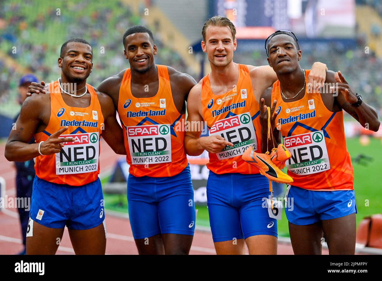 MONACO, GERMANIA - AGOSTO 19: Isayah Boers dei Paesi Bassi, Ramsey Angela dei Paesi Bassi, Liemarvin Bonevacia dei Paesi Bassi e Jochem Dobber dei Paesi Bassi che gareggiano nella staffetta 4x400m maschile ai Campionati europei di Monaco 2022 all'Olympiastadion il 19 agosto 2022 a Monaco (Foto di Andy Astfalck/BSR Agency) Foto Stock