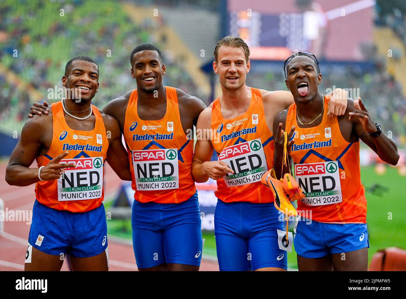 MONACO, GERMANIA - AGOSTO 19: Isayah Boers dei Paesi Bassi, Ramsey Angela dei Paesi Bassi, Liemarvin Bonevacia dei Paesi Bassi e Jochem Dobber dei Paesi Bassi che gareggiano nella staffetta 4x400m maschile ai Campionati europei di Monaco 2022 all'Olympiastadion il 19 agosto 2022 a Monaco (Foto di Andy Astfalck/BSR Agency) Foto Stock
