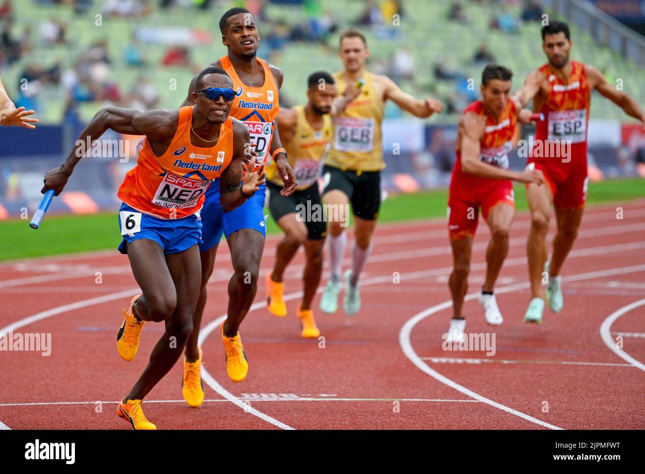 MUNCHEN, GERMANIA - 19 AGOSTO: Liemarvin Bonevacia dei Paesi Bassi e Isayah Boers dei Paesi Bassi che gareggiano nella staffetta 4x400m maschile ai Campionati europei di Monaco 2022 all'Olympiastadion il 19 agosto 2022 a Munchen, Germania (Foto di Andy Astfalck/BSR Agency) Foto Stock