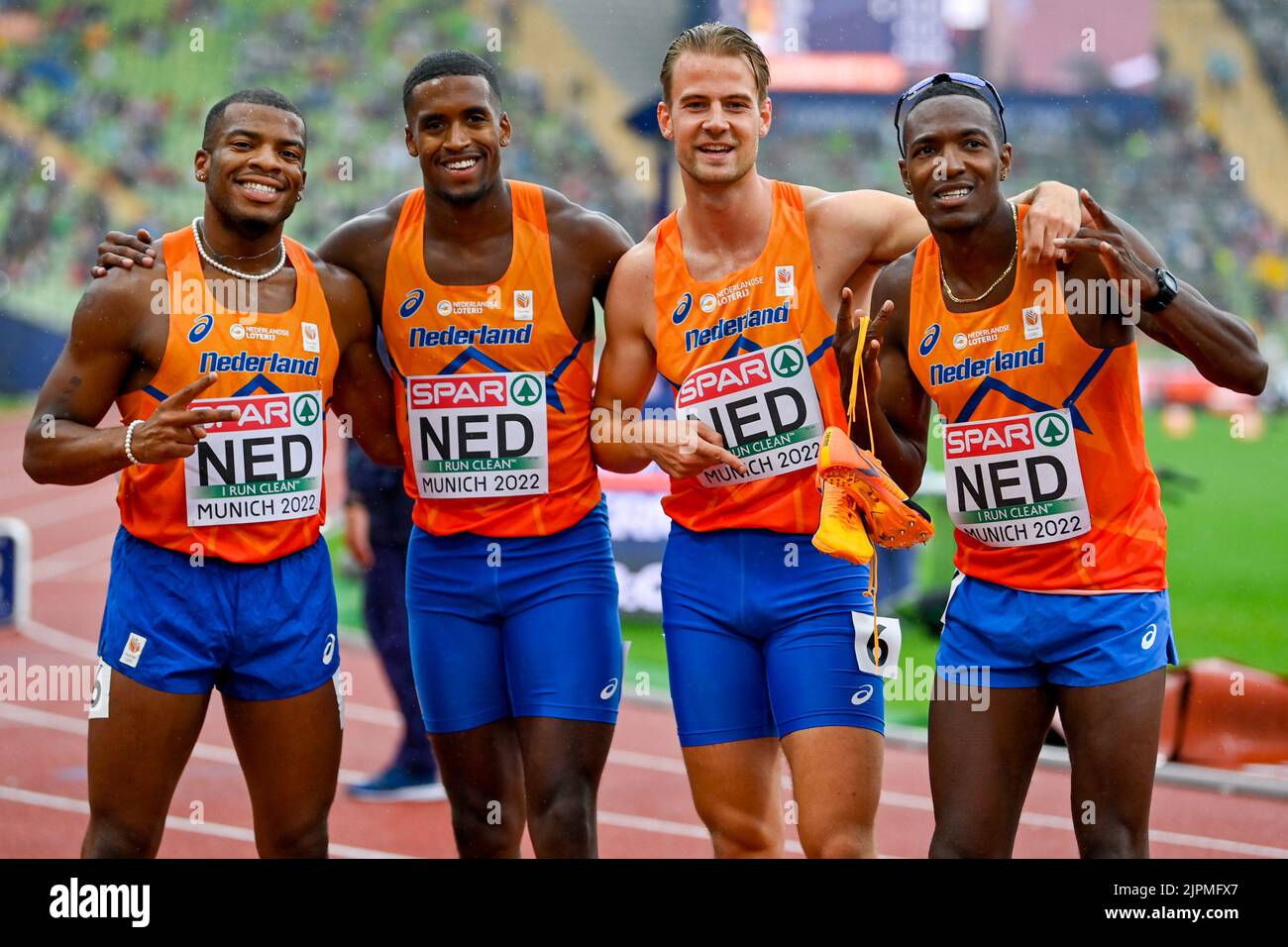 MONACO, GERMANIA - AGOSTO 19: Isayah Boers dei Paesi Bassi, Ramsey Angela dei Paesi Bassi, Liemarvin Bonevacia dei Paesi Bassi e Jochem Dobber dei Paesi Bassi che gareggiano nella staffetta 4x400m maschile ai Campionati europei di Monaco 2022 all'Olympiastadion il 19 agosto 2022 a Monaco (Foto di Andy Astfalck/BSR Agency) Foto Stock