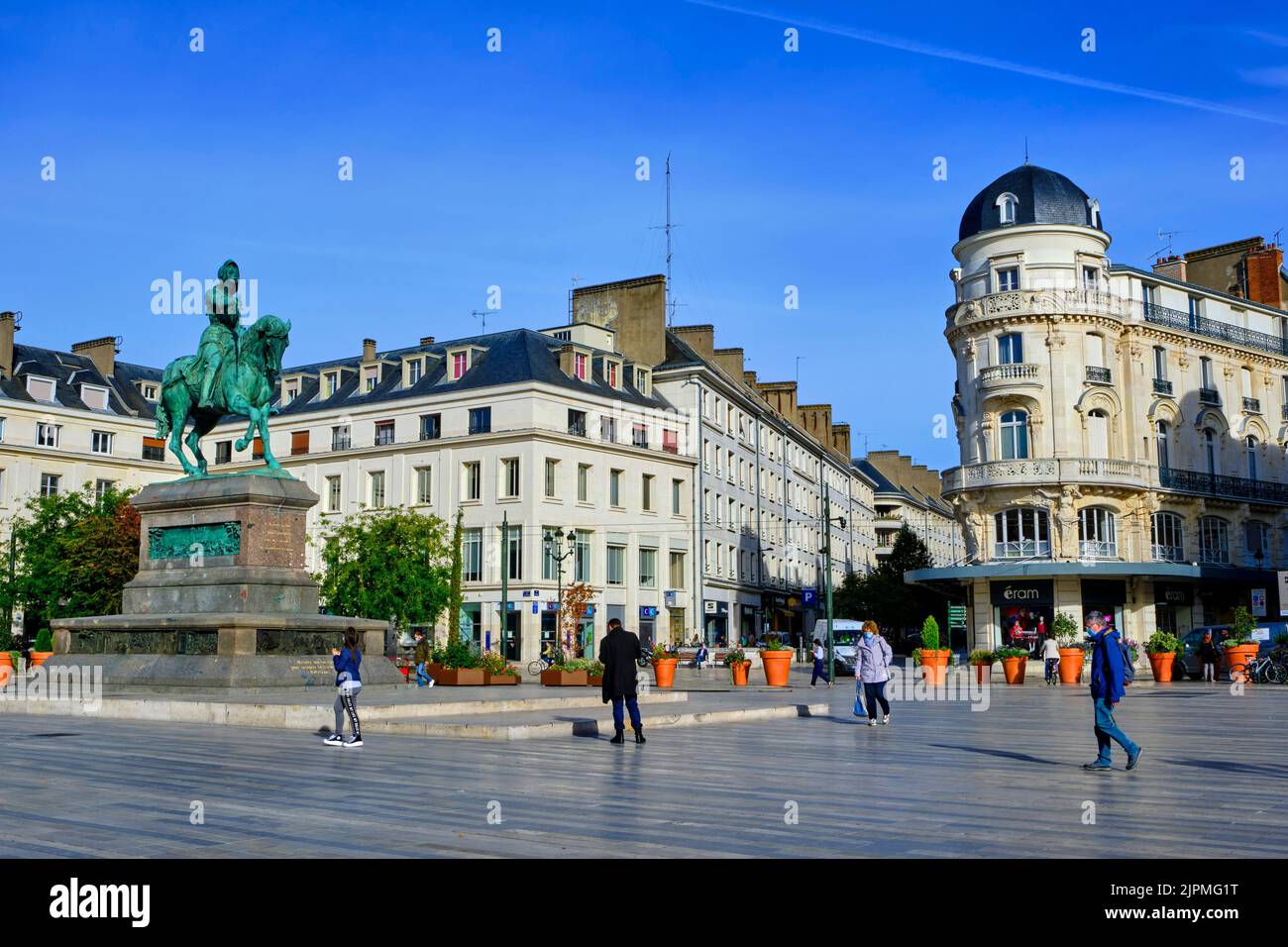 Francia, Regione Centre-Val de Loire, Loiret (45), Orleans, Place du Martroi, statua equestre di Giovanna d'Arco fatta nel 1855 da Denis Foyatier Foto Stock