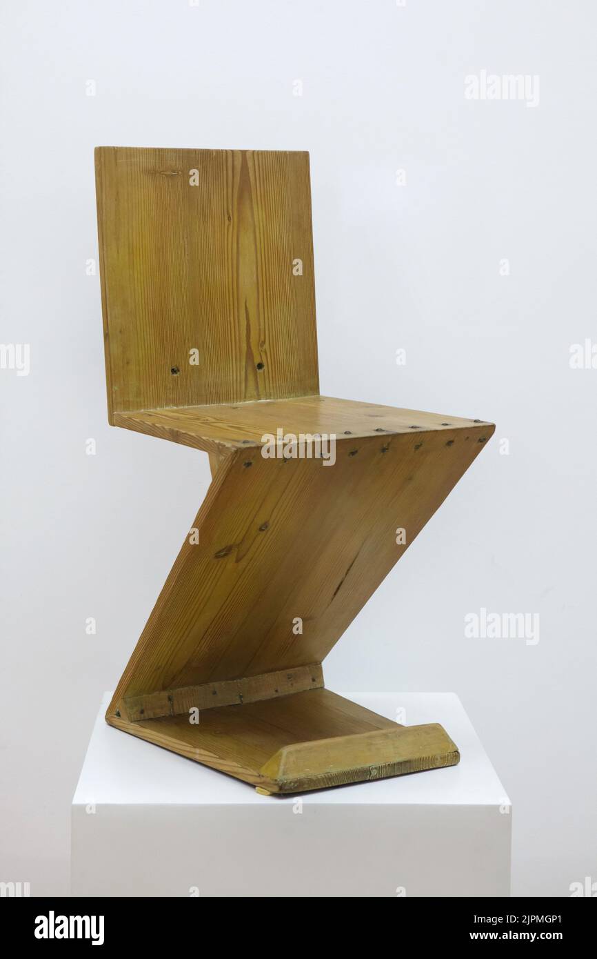 Sedia Zig-ZAG (1934) progettata dal designer olandese Gerrit Rietveld su disрlау nel Gеrmаnisсhе Nаtiоnаlmusеum (Museo tedesco Nаtiоnаl) di Nürnbеrg, Germania. Foto Stock